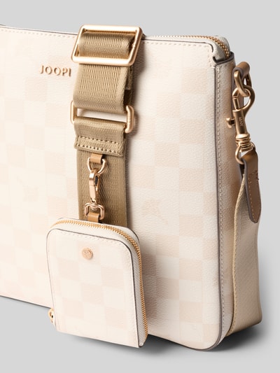 Produktfoto, Handtasche mit Schulterriemen Modell 'jasmina' von JOOP! in Beige mit Label-Applikation, Hauptfach mit Reißverschluss, abnehmbarer und verstellbarer Schulterriemen, Maße 26 cm Breite, 26 cm Länge, 6 cm Tiefe, Schulterriemenlänge 106 cm.