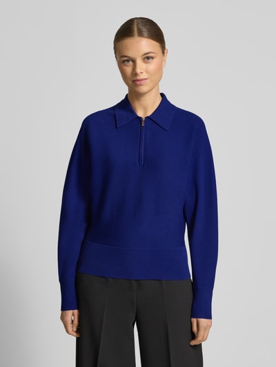 Vrouwenmodel draagt Regular Fit Pullover uit viscosemix model 'Tineki' van Someday in blauw met schipperskraag, tricotlook, elastische boorden, vooraanzicht van bovenlijf. Ruglengte maat 36: 56 cm.