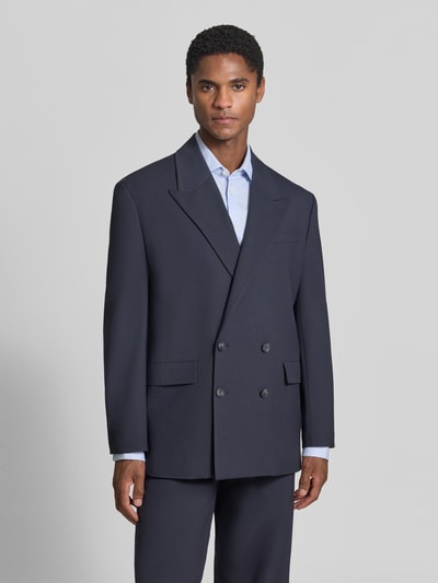 Männermodel trägt dunkelblaues Relaxed Fit Sakko mit Viskose-Anteil Modell 'RELAXED-LIAM' von Selected, glatte Textur, Ganzkörperansicht von vorne.