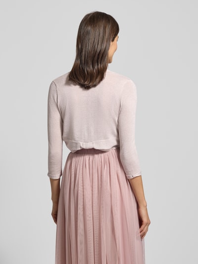 Kobiece modelka ma na sobie bolerko z rękawem o dł. 3/4 od Jake*s Cocktail z mieszanki wiskozy, krój slim fit, prążkowane wykończenia, długość tyłu w rozmiarze 36: 36 cm, jasne kolory, gładka tekstura, całkowity widok z tyłu.