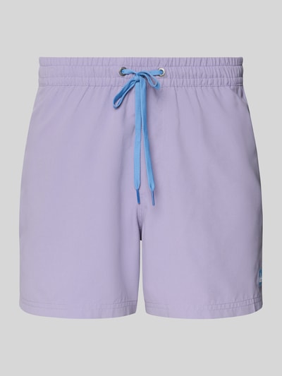 Produktfoto, helllila Regular Fit Badehose mit Logo-Patch Modell 'Everyday' von Quiksilver, elastischer Bund, glatte Struktur