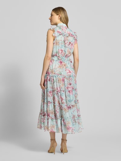 Frauenmodel trägt Regular Fit Maxikleid mit Rüschenbesatz von ADLYSH mit floralem Allover-Print, Umlegekragen, Knopfleiste, Ärmelloses-Design, Taillierte Passform, Rückenlänge 130 cm, Brustweite 29 cm, Ganzkörperansicht Rückansicht.
