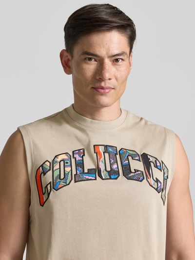 Männermodel trägt Regular Fit Tanktop mit Label-Stitching von COLUCCI aus reiner Baumwolle, Rundhalsausschnitt, Nahaufnahme Oberkörper.