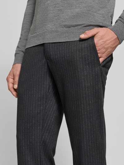 Männermodel trägt Regular Fit Stoffhose mit Viskose-Anteil Modell 'Phil' von Brax, dunkel mit feinem Nadelstreifenmuster, Nahaufnahme Oberschenkel, Jerseystruktur, seitliche Eingrifftasche, hochwertiges Material