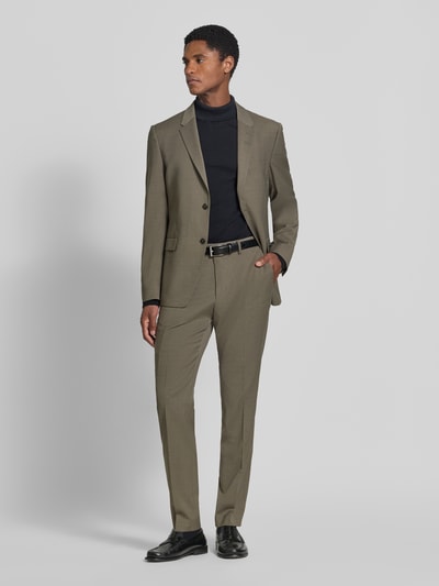Männermodel trägt Straight Fit Hose mit Lanawoll-Anteil Modell 'Tenuta' von Tiger of Sweden in Beige mit Bügelfalten, Ganzkörperansicht von vorne. Elastischer Material-Mix, Haken- und Reißverschluss, Bundweite 44 cm, Innenbeinlänge 81 cm.