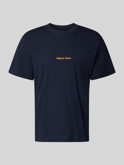 Produktfoto, dunkelblaues T-Shirt mit Label-Stitching Modell 'NORREBRO' von Jack & Jones, reine Baumwolle, Regular Fit, strukturierte Oberfläche
