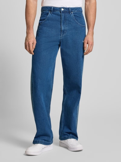 Männermodel trägt Jeans mit Eingrifftaschen von adidas Originals in Blau, Reine Baumwolle, Lockerer-Schnitt, Nahaufnahme Unterkörper.