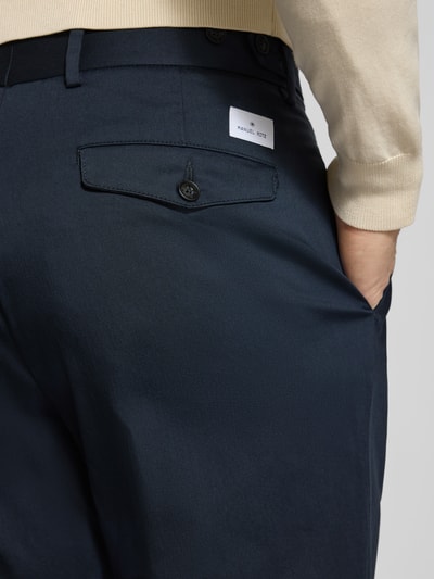 Männermodel trägt Hose mit gelegten Falten und Eingrifftaschen von Manuel Ritz, Baumwoll-Mix, Regular Fit, Nahaufnahme Rückansicht.