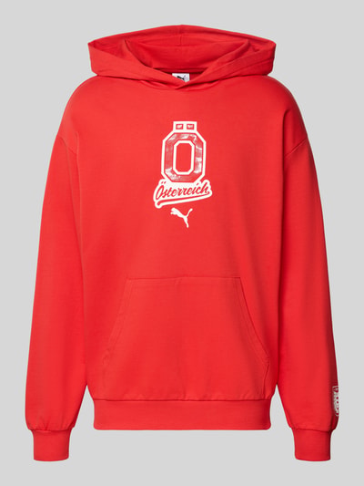 Produktfoto, Relaxed Fit Hoodie mit Känguru-Tasche von PUMA PERFORMANCE in leuchtendem Rot, reine Baumwolle, Label-Detail vorn.