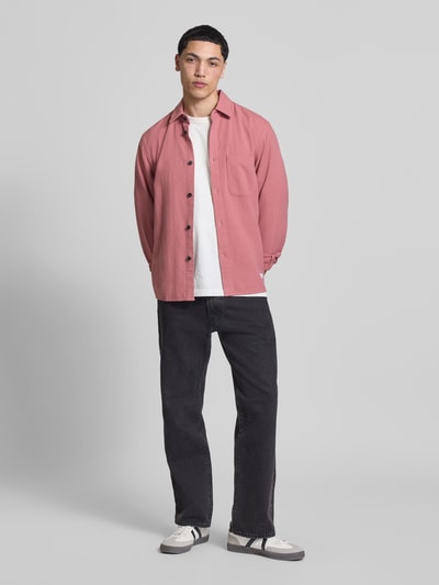 Männermodel trägt Regular Fit Freizeithemd aus reiner Baumwolle von Marc O'Polo Denim, altrosa, unifarben, Ganzkörperansicht von vorne.