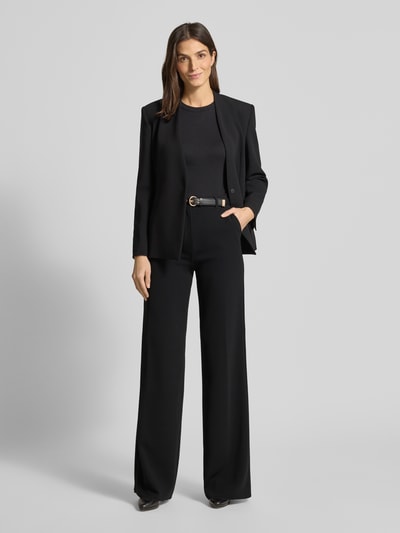 Frauenmodel trägt Regular Fit Weite Hose mit Gürtel Modell 'TAMICO' von Max Mara Studio, Optik: Unifarben, Webware, Ganzkörperansicht von vorne.