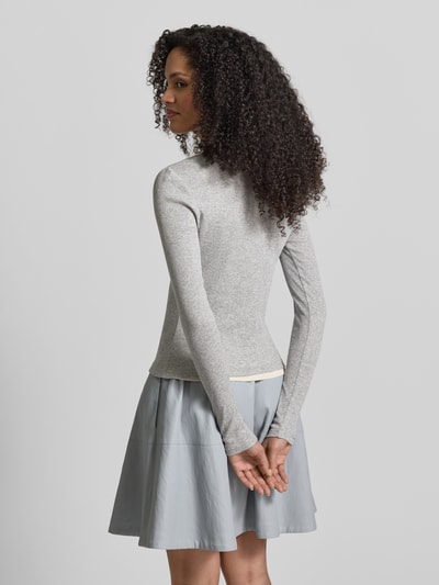 Kobiece modelka nosi bluzkę z długim rękawem z okrągłym dekoltem od Jake*s Casual, krój slim fit, długość tyłu 51 cm, widok z tyłu.