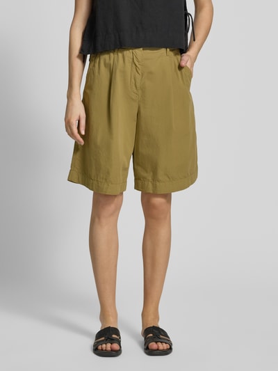 Frauenmodel trägt Relaxed Fit Bermuda aus reiner Baumwolle von Tommy Hilfiger, Optik: Unifarben, Bundfalte, Logo-Stitching, seitliche Eingrifftaschen vorne, Paspeltaschen hinten, Knopf mit verdecktem Reißverschluss, Material: reine Baumwolle, Ganzkörperansicht von vorne.