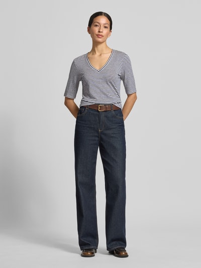 Frauenmodel trägt Regular Fit T-Shirt aus Leinen-Mix Modell 'OPZIONE' von Weekend Max Mara, mehrfarbig gestreift mit Logo-Print, Feinstrick, V-Ausschnitt, Kurzarm, Ganzkörperansicht von vorne.
