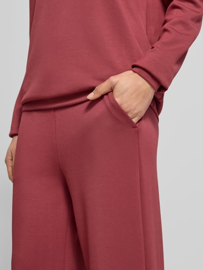 Vrouwenmodel draagt Sweatpants met elastische band Model 'Banu' van Soyaconcept, materiaalmix met modal, los model, steekzakken. Detailopname.