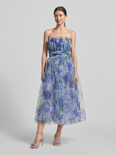 Vrouwenmodel draagt Regular Fit midi-jurk met bloemenprint van Lace & Beads in mesh met plooien en getailleerde pasvorm, a-lijn, strapless design, all-over print, paarse en groene tinten; volledige lichaamsaanzicht van voren.