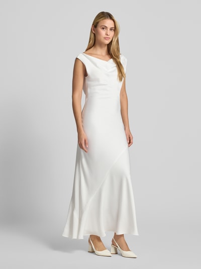 Frauenmodel trägt Brautkleid in körpernaher Passform von SWING aus weißem Satin, Maxilänge, ärmellos, Ganzkörperansicht von vorne. Rückenlänge 133 cm, Brustweite 35 cm bei Größe 36.