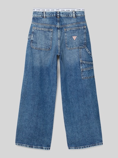 Produktfoto, gerade geschnittene Kinderjeans Straight Fit Jeans mit Logo-Stitching von Guess aus reiner Baumwolle, sichtbare Logo-Applikation, blaue Farbe, sichtbare Eingriff- und Gesäßtaschen, strukturierte Oberfläche, weite Hosenbeine, Knopf- und Reißverschluss, Bundweite 35 cm und Innenbeinlänge 64 cm bei Größe 140.