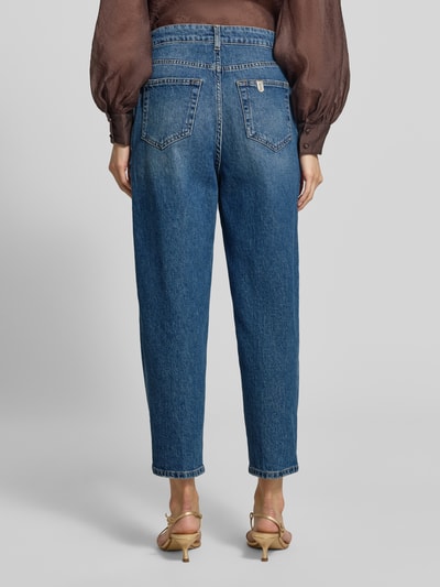 Frauenmodel trägt Regular Fit Jeans aus Baumwoll-Mix mit Ziersteinbesatz von Liu Jo White, mittleres Blau, lockere Passform, Ganzkörperansicht Rückansicht.