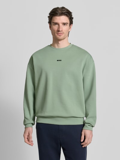 Männermodel trägt Regular Fit Sweatshirt aus Baumwoll-Mix Modell 'STENSON' von BOSS Green in Mint, unifarben, Ganzkörperansicht von vorne.