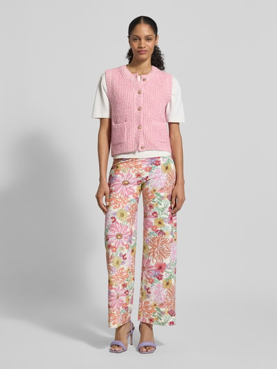 Frauenmodel trägt Hose in Allover-Look Modell 'KIMBELEY' von SEDUCTIVE im floralen Muster, Material-Mix mit Stretch-Anteil, Regular Fit, Bundweite bei Größe 36: 38 cm, Innenbeinlänge bei Größe 36: 76 cm, Ganzkörperansicht von vorne.