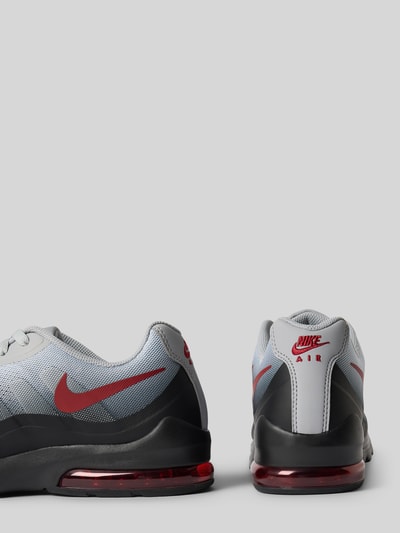 Produktfoto, Sneaker mit Logo-Print von Nike für Herren, Farbkombination aus Grau, Schwarz und Rot, glatte und textile Texturen