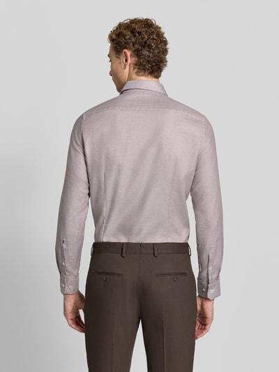Männermodel trägt Slim Fit Businesshemd aus reiner Baumwolle Modell 'New Kent Patch' von Seidensticker in Hellgrau, Ganzkörperansicht Rückansicht, Herren Businesshemd von Seidensticker