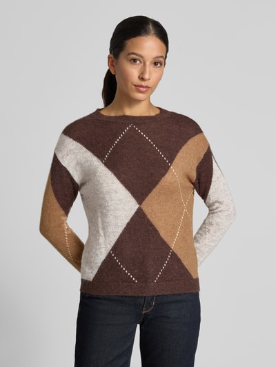 Modelka kobieca nosi Pullover aus Wolle Alpaka-Mix von S. OLIVER BLACK LABEL, wielokolorowa dzianina, wzór argyle, długie rękawy, dekolt okrągły, widok całej sylwetki z przodu