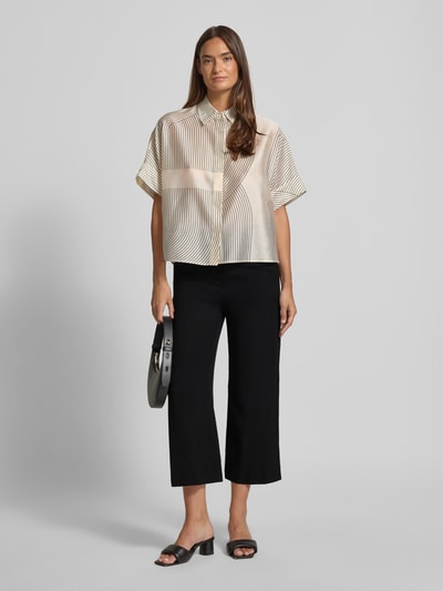 Frauenmodel trägt Culotte aus Viskose mit Gürtel von Christian Berg Woman, schwarz, Wide Leg Fit, Nahaufnahme Ganzkörperansicht von vorne.