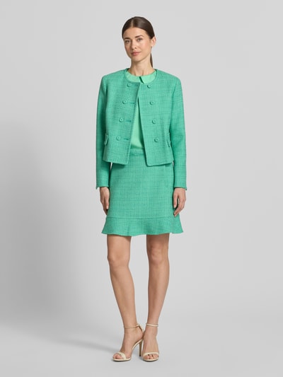 Frauenmodel trägt Regular Fit Blazer mit Pattentaschen von Marc Cain in Grün, Reine Baumwolle, Rundhalsausschnitt, Zweireiher, Knopfverschluss, Ganzkörperansicht von vorne.