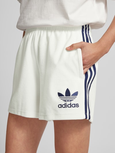 adidas Originals Szorty z dzianiny dresowej o kroju regular fit z wyhaftowanym logo model ‘Terry’ Złamany biały 3