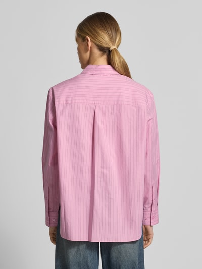Männermodel trägt Regular Fit Bluse mit Brusttasche Modell 'LOVA' von Samsøe Samsøe, czysta bawełna, krój regular fit, widok całej sylwetki z tyłu.