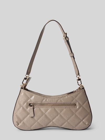 Produktfoto, Shoulder Bag mit Logo-Detail Modell 'Libby' von GUESS w imitacji skóry, ozdobny detal, odpinany pasek na ramię, główna przegroda z zamkiem błyskawicznym, szerokość w rozmiarze 1: 30 cm, długość w rozmiarze 1: 16 cm, głębokość w rozmiarze 1: 5 cm, długość paska w rozmiarze 1: 55 cm, beżowy kolor, pikowana faktura, złote detale.