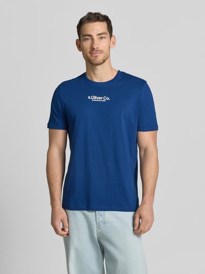 Männermodel trägt Regular Fit T-shirt uit puur katoen van s.Oliver RED LABEL, look: effen, labelprint, ronde hals, korte mouw, Ganzkörperansicht van voren