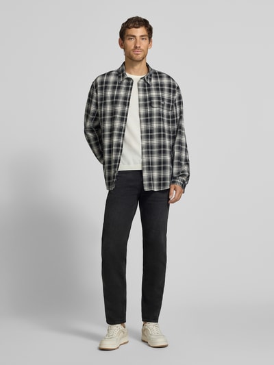 Männermodel trägt Straight Fit Jeans aus Baumwoll-Mix Modell 'Ogden' von BOSS, dunkler Farbton, glatte Textur, Ganzkörperansicht von vorne, Herren Slim Fit Jeans von BOSS.