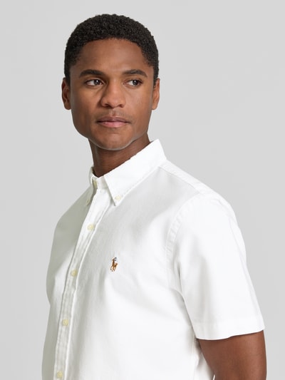 Mannenmodel draagt Regular Fit vrijetijdsoverhemd van puur katoen van Polo Ralph Lauren in wit, zicht op bovenlichaam, Nahaufnahme Oberkörper.