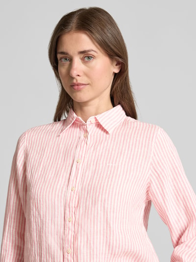Frauenmodel trägt Regular Fit Leinenbluse mit Hemdblusenkragen und Label-Stitching von Gant in Rosa-Weiß gestreifter Optik, Reines Leinen, Damen, Nahaufnahme Oberkörper.