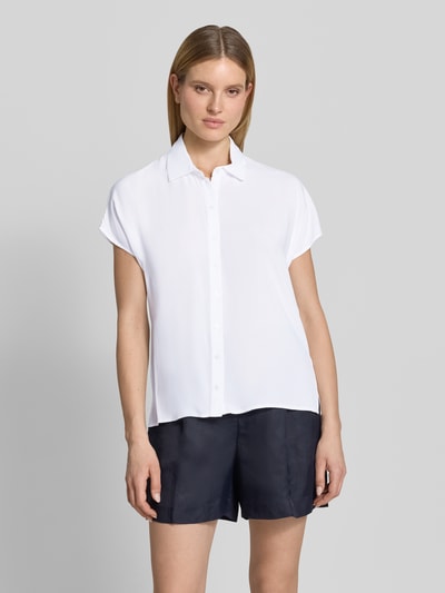 Frauenmodel trägt Regular Fit Bluse aus Viskose von Christian Berg Woman in Weiß mit Hemdblusenkragen und Knopfleiste, Ganzkörperansicht von vorne. Rückenlänge bei Größe 36: 64 cm, Ärmellänge 15 cm.