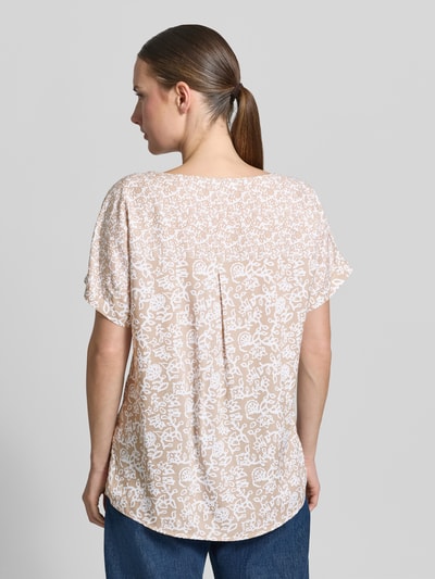 Frauenmodel trägt Relaxed Fit T-Shirt aus reiner Viskose von Christian Berg Woman mit floralem Allover-Print, Rückansicht, Detailaufnahme.