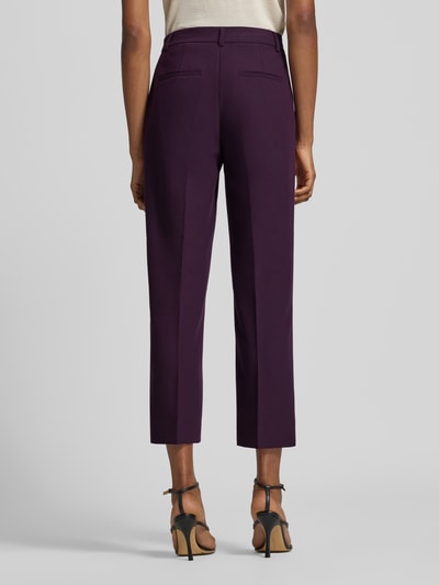 Vrouwenmodel draagt Straight Fit broek met viscose van Rich & Royal, elastische materiaalmix, persplooien, verkort, haakjes- en ritssluiting, bandwijdte maat 36: 37 cm, binnenbeenlengte maat 36: 70 cm, verkorte pasvorm, effen paars, gladde stof, geheellichaamsaanzicht achterkant