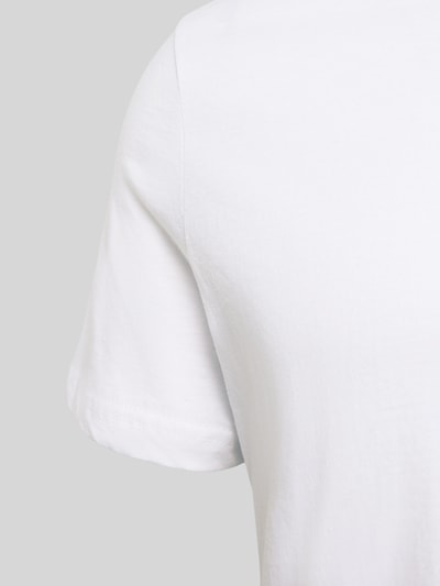Produktfoto, weißes T-Shirt mit Rundhalsausschnitt von Snocks aus reiner Baumwolle, glatte Textur, Regular Fit, Detailaufnahme