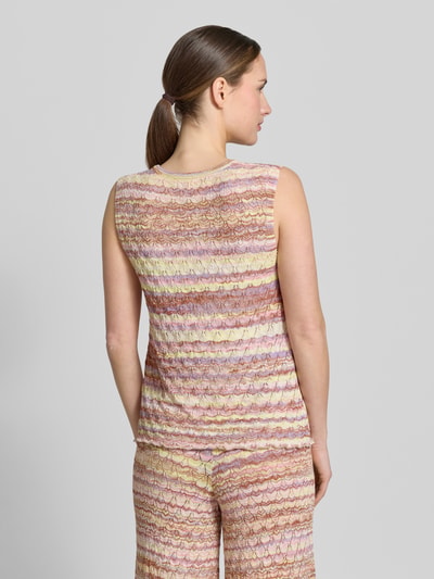 Frauenmodel trägt Stricktop aus Viskose-Mix mit Rundhalsausschnitt von Christian Berg Woman, mehrfarbig, Strukturmuster, Ganzkörperansicht Rückansicht.