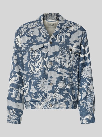 Produktfoto, Jacke im Allover-Look mit Reverskragen von Scotch & Soda, Regular-Fit, blaue Grundfarbe mit weißen floralen Motiven, Knopfleiste, Brusttasche, strukturierte Textur, Rückenlänge 61 cm, Schulterbreite 43 cm, Brustweite 51 cm, Ärmellänge 62 cm, Größe M.