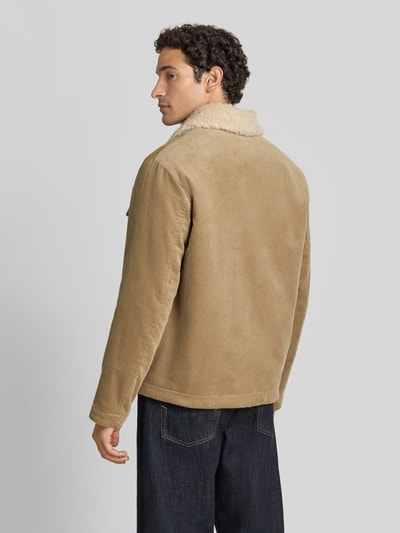 Männermodel trägt Regular Fit Cordjacke aus reiner Baumwolle von Marc O'Polo in Beige mit sichtbarer Struktur, Ganzkörperansicht Rückansicht, Herren Daunenjacke von Marc O'Polo.