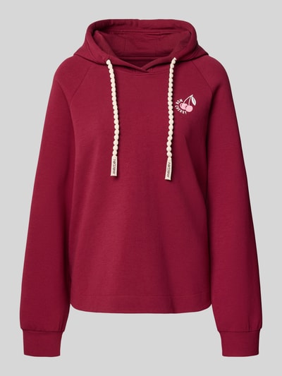 Produktfoto, Relaxed Fit Hoodie mit Motiv-Print von Marc Cain in Dunkelrot, elastischer Baumwoll-Mix, Kapuze, Statement-Print, elastische Ärmelabschlüsse