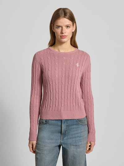 Vrouwenmodel draagt Slim Fit Strickpullover mit Rundhalsausschnitt und Zopfmuster van Review, roze, katoenmix, voorkant, bovenlichaam.
