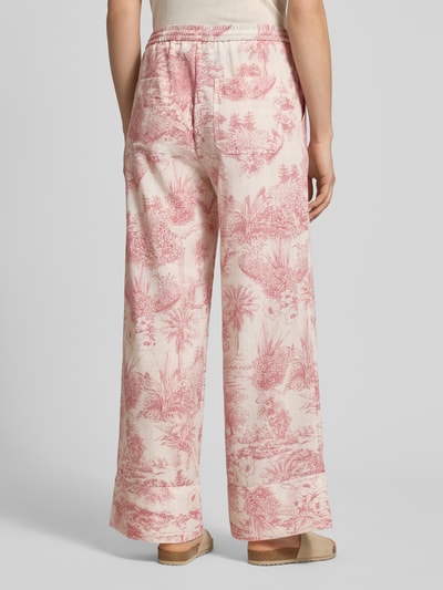 Vrouwenmodel draagt stoffen broek van SEDUCTIVE model 'VIOLETTA' in relaxed fit en all-over look, elastische band, binnenbeenlengte maat 36: 79 cm, bandwijdte maat 36: 42 cm, achteraanzicht volledige lichaamsopname.