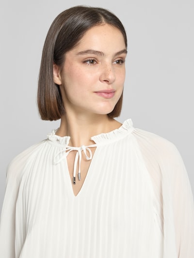 Frauenmodel trägt Regular Fit Blusenshirt in Plissee-Optik von s.Oliver BLACK LABEL, Optik: Unifarben, Rüschenkragen, Nahaufnahme Oberkörper