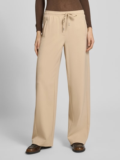 Vrouwenmodel draagt broek met elastische band model 'Melane flow' van OPUS in beige materiaalmix met viscose, regular fit, vooraanzicht, detailopname.