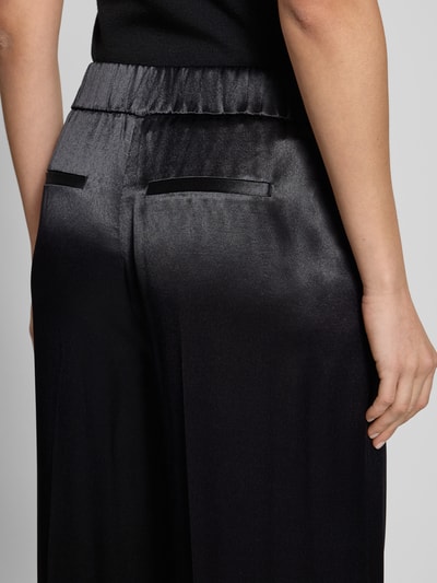 Vrouwenmodel draagt Stoffen broek met elastische band Model 'Mucia' van Opus, zuiver viscose, los model, Franse steekzakken, detailopname rugaanzicht.